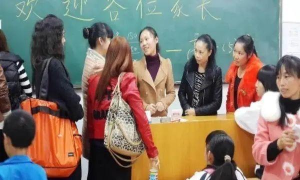 蕾丝裙|“年轻辣妈”穿蕾丝裙开家长会,家长纷纷冷脸:您是来走红毯