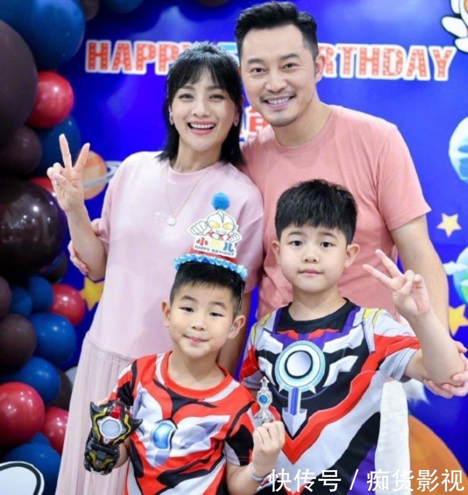 爸爸去哪 胡可晒安吉小鱼儿《跑男》撕名牌照片,两个宝贝长高了好多