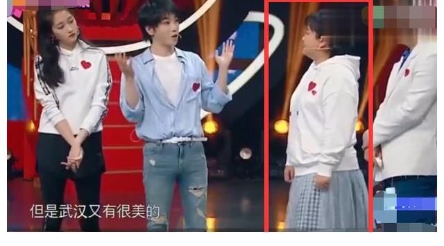 谢霆锋晒2022年首餐，蹲在路边摊吃饭，网友：像极忙碌中的农民工