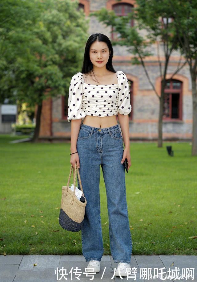 白色连衣裙简洁，有设计感，展现淑女风范