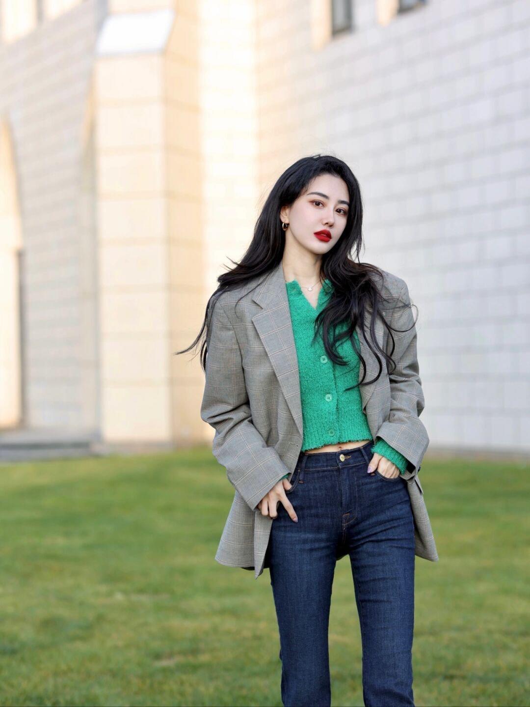 冬天|普通女生怎么穿?蓝白拼接羊羔毛外套+直筒牛仔裤,休闲又百搭!