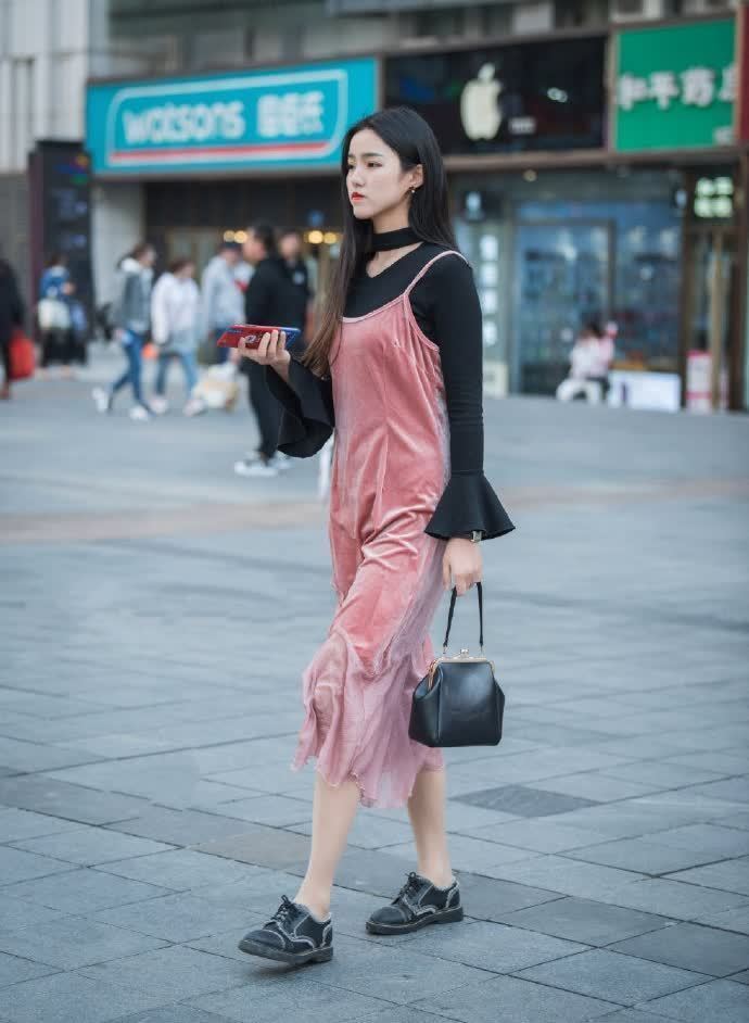 小姐姐|街拍:阳光时尚的小姐姐,深V上衣搭配紧身裙,凸显身材魅力