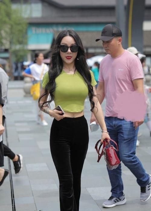 沉闷 纯系穿搭也很美,黑色无袖连衣裙,简约气质又温柔
