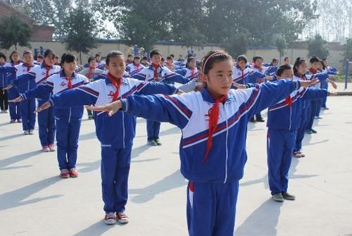 学生都穿着校服，为啥老师却能一眼看出“穷学生”？原因非常现实