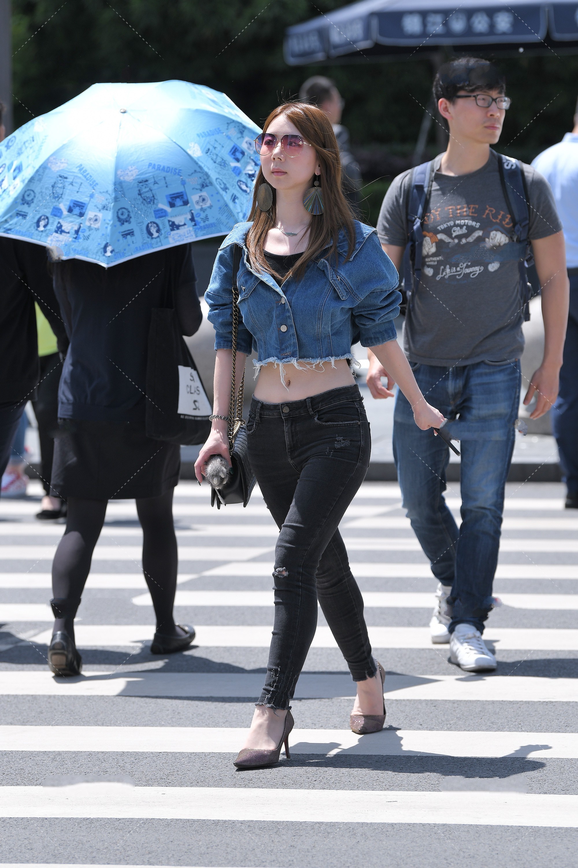 牛仔裤|牛仔外套搭配高腰牛仔裤, 简单又优雅