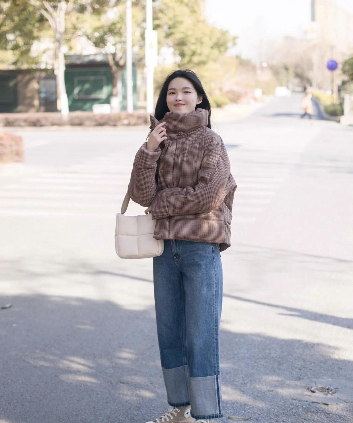 直筒|奔三奔四的女性如何选牛仔裤,掌握这几个搭配方法,洋气又减龄