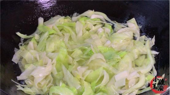 炒包菜时,万万不可直接下锅炒,很多人一直做错了,难怪不好吃