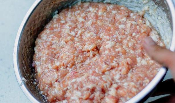 包饺子调肉馅，记住“3不加”，饺子香味足、汁水多，不硬不柴
