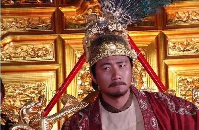 朱元璋去寺庙巡查,问:朕要下跪吗?方丈机智说出1句话,挽救全寺性命!