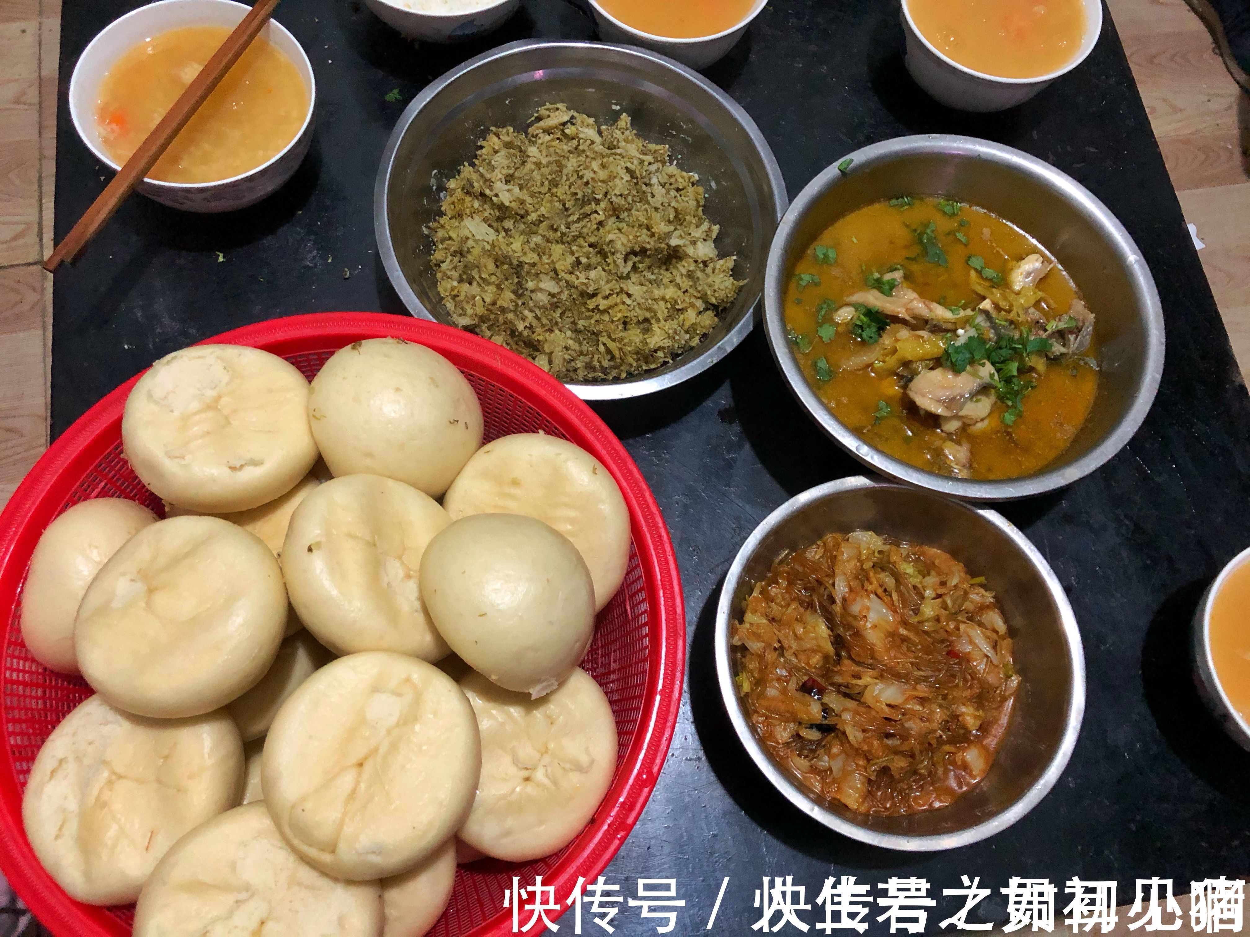 去娘家吃晚饭，妈妈准备了菜、粥和豆包，都是花钱买不到味道