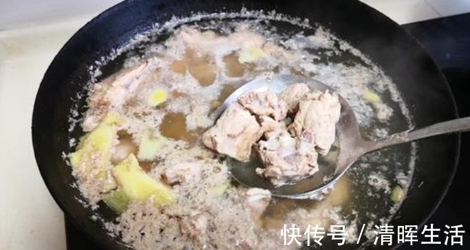 味鲜|炖排骨汤时,直接焯水是错的,学会1步处理,肉嫩味鲜,汤白味浓