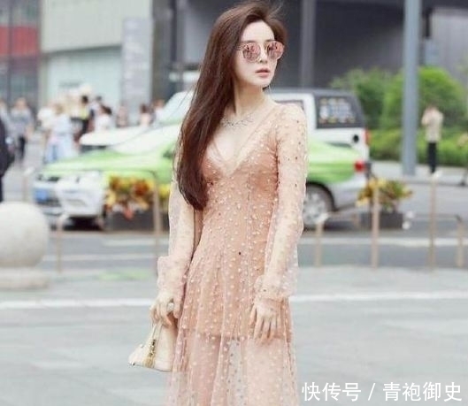 穿搭|街拍：妹子，高挑个性干练，身材苗条，这穿搭越看越迷人很有范！
