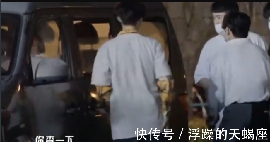 鹿晗耍酷開車門，手腳都用上了還是沒打開，正確打開方式令人汗顏