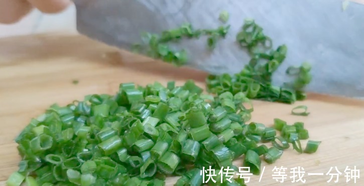 豆腐新吃法,不炒不炖不凉拌,撒点调料,鲜香美味,外酥里嫩