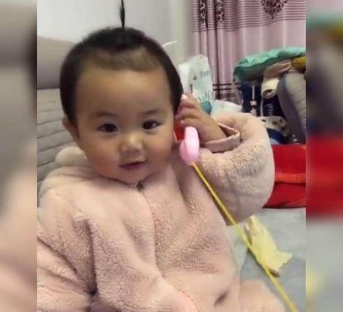 孩子|萌娃用卡通手机给爸爸打电话走红,网友:准确抓住了每句话的精髓