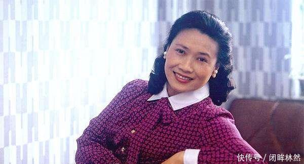 一生演唱800多首歌,丈夫去世12年,她不舍下葬将骨灰摆放在卧室