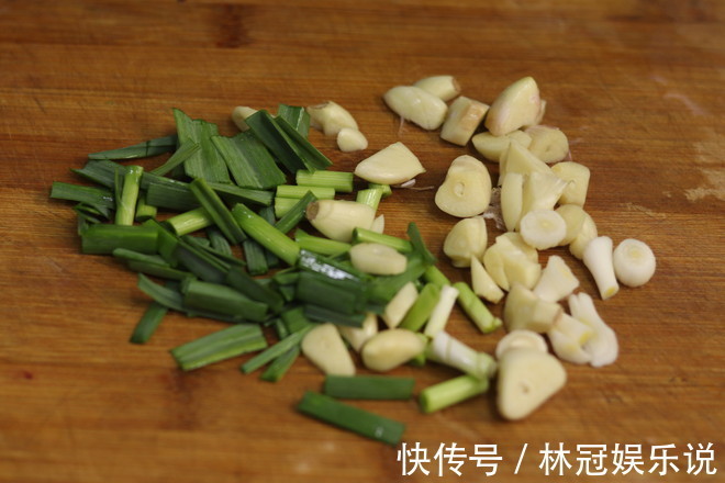 黄皮|它是“碱性食物”，女人常吃，嘴巴不臭，头发乌黑，皮肤也嫩了