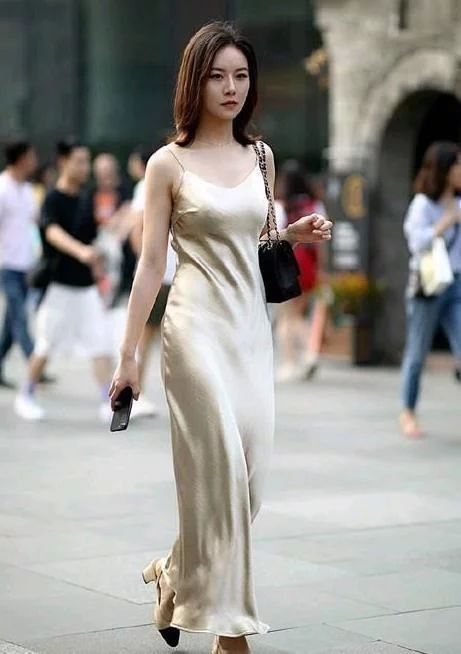 小姐姐|美女上衣是棕色系的西装，内搭是黑色修身的T恤，气场蛮不错的呢