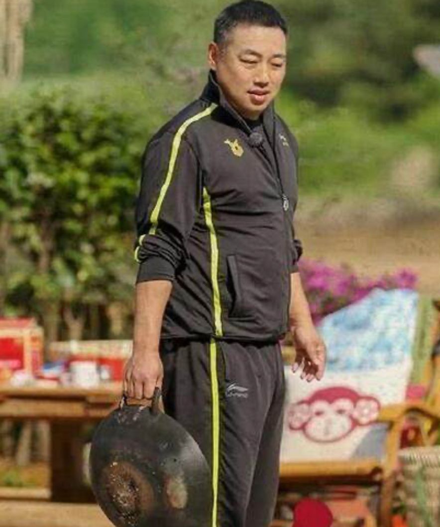 大家庭|马龙晒乒乓球家庭大合照!刘国梁穿西装站C位,老将扎堆站角落