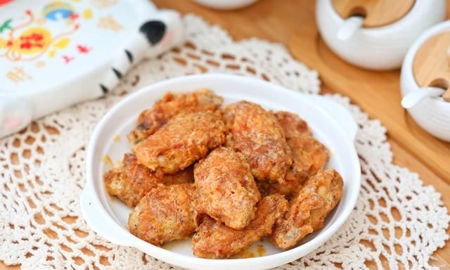 鸡翅不油炸,外酥里嫩,咸香入味,金灿灿的一看就有食欲