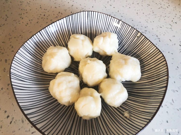花生糯米糍，我家隔三差五吃一次，做法简单，老少皆宜