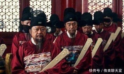 自杀|皇帝对功臣说：你儿子剑法不错，功臣把儿子头颅砍下，随后自杀