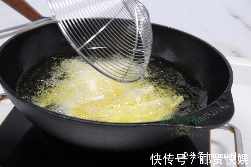 好吃|芋头新做法，不炒不煮锅炸得香喷喷，外酥里软，好吃得停不下来