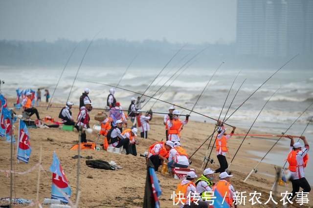 广西年轻夫妻俩组团野钓，小洞口里藏着米级大鲶鱼，最终遗憾回家