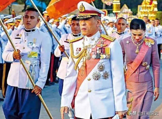 出席活动|68岁泰王真的老了后宫嫔妃再多又如何，拄着拐棍都差点摔倒