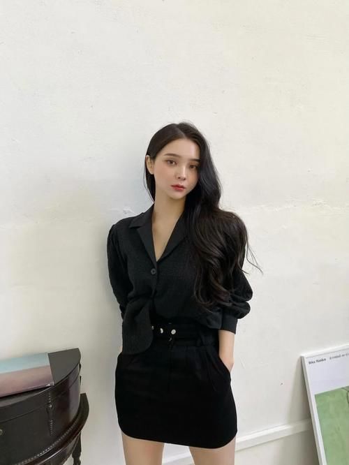 包臀短裙|职场风穿搭，褶皱衬衫搭配包臀短裙，轻松勾勒出迷人的腰臀曲线