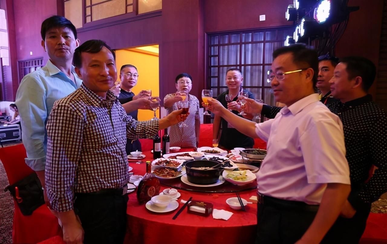 喝酒|为什么说敬酒要讲顺序千万别瞎喝酒,情商高手都懂“四先四后”