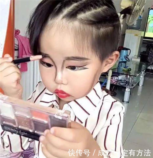 自制力|小学生“化妆”火了,模仿妈妈上粉底、眼影,看到“成品”后爱了