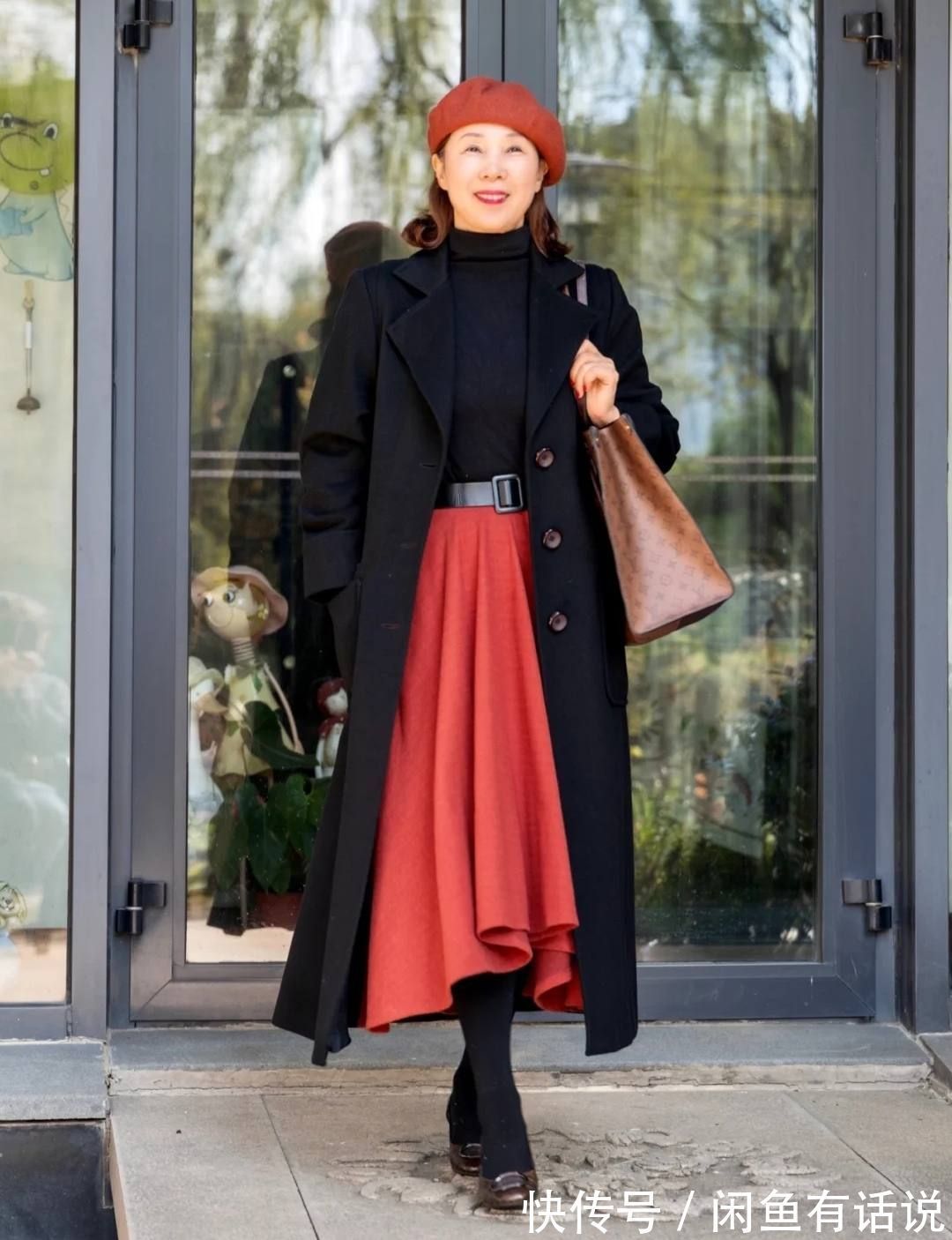 短裙 会穿的女人不会老!学65岁博主用“红色”穿出冬日时髦,高级减龄