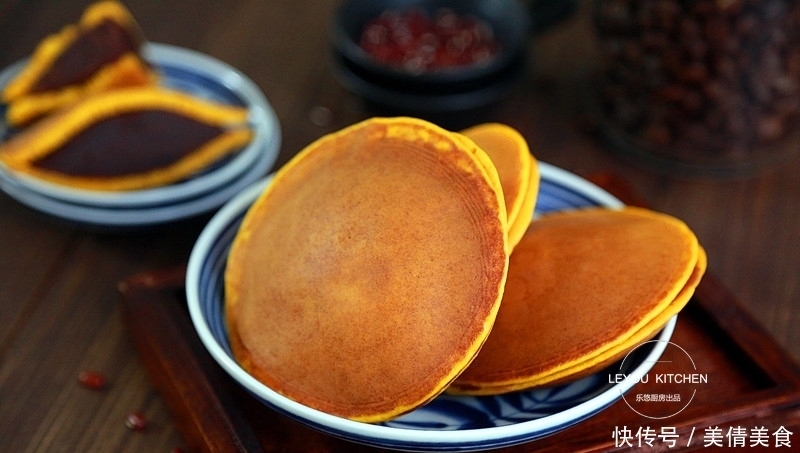 南瓜花样吃法,用平底锅做成点心,又甜又软,外面卖十几块钱一个