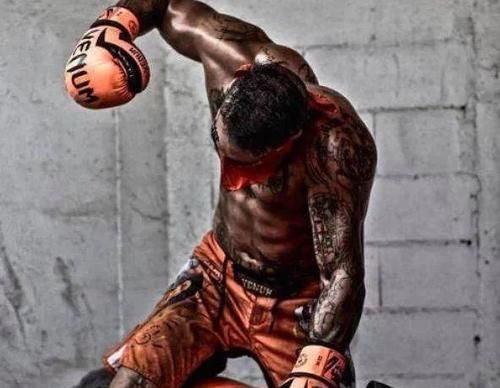 肌肉|健身教练攻击外卖小哥反被锤，还不讲武德抄家伙，网友：健身白练