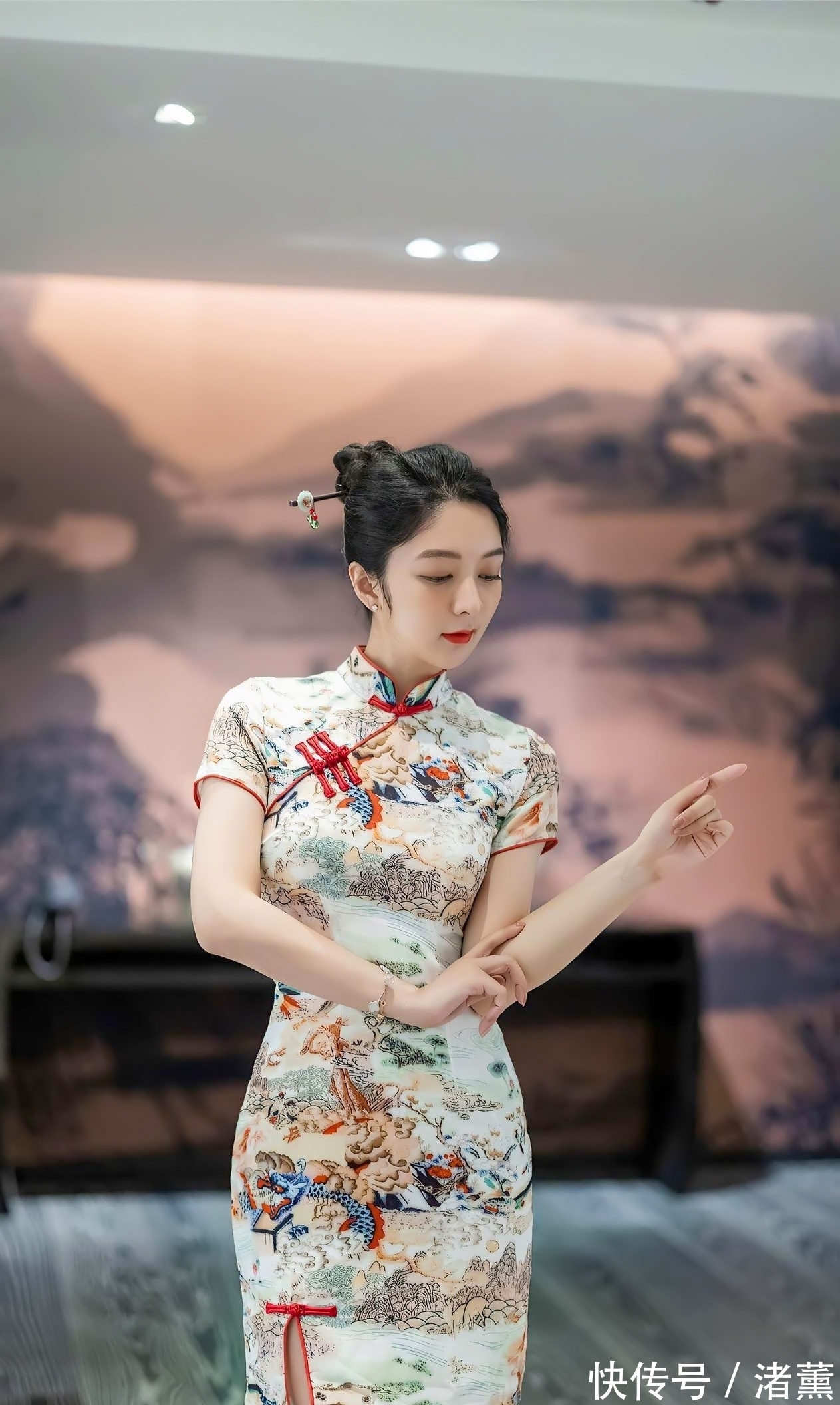 穿搭 美女穿搭,旗袍搭肉丝黑色镂空高跟鞋,玉腿修长浑圆,显东方神韵