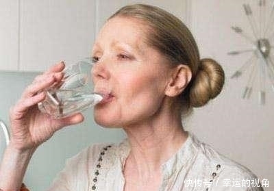 多喝水|多喝水能够预防血栓,但奉劝大家:1个时间段一口都不要多喝