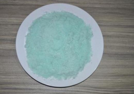 君子兰患黄化病2年,大胆在盆中倒点“它”,叶片变得又肥又绿!