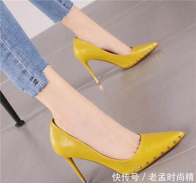 想要女人味就穿细跟高跟鞋,拉升腿部曲线,穿上就要迷死人的节奏