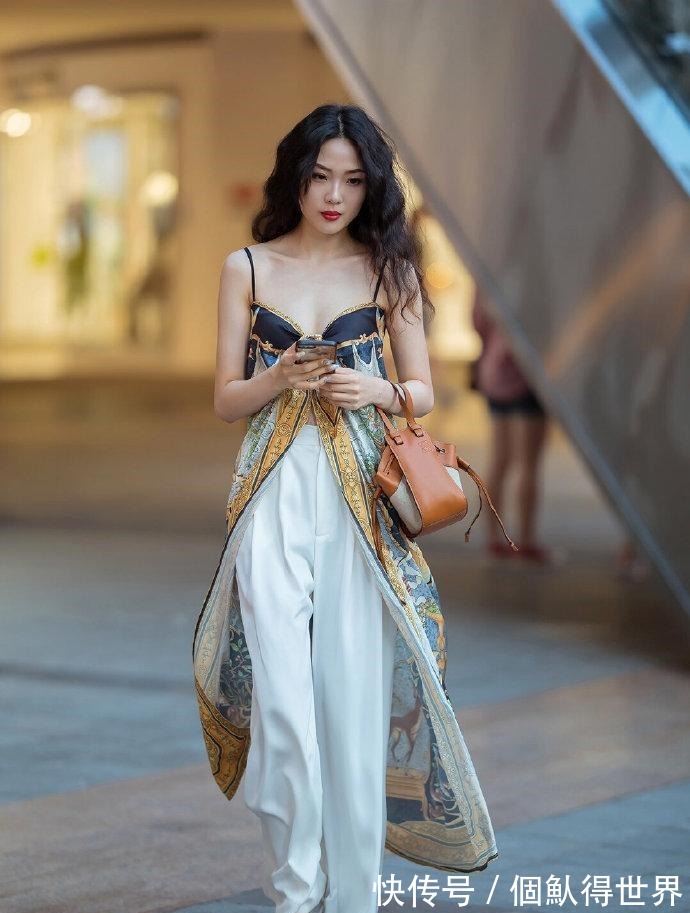 古色|裙子美女古香古色,还携带现代风韵,走起路来应该很柔!
