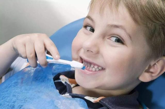 孩子|妈妈从不给吃糖,6岁孩子还是满嘴“烂牙”,牙科医生找到了原因