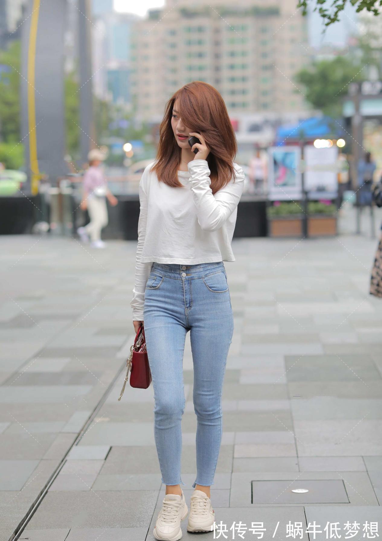 tips|黑色的无袖背心搭配牛仔短裤,穿搭特别显腿长,简单又时尚