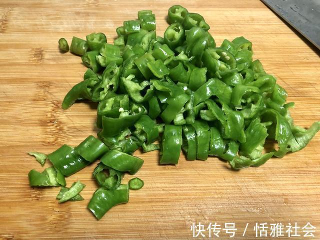 辣椒炒鸡蛋|辣椒炒鸡蛋“农村版”做法,奶奶吃了一辈子,外焦里嫩特别下饭