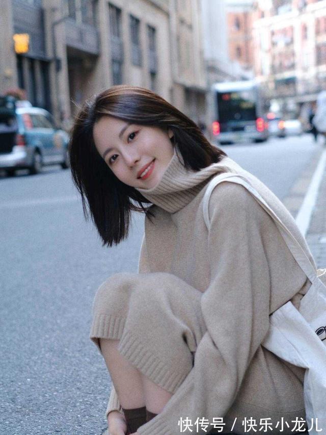 修身 时尚穿搭，内搭以卡其色修身吊带裙为主，很有时尚感