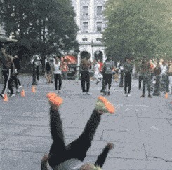 |搞笑GIF趣图:你刚下来的时候经历了什么,怎么这么顽皮呢!