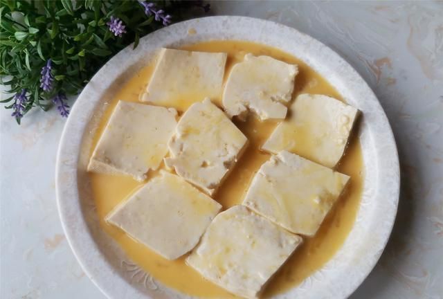  小窍门|家常豆腐的做法，教你小窍门，豆腐金黄不碎还入味，没有肉也好吃