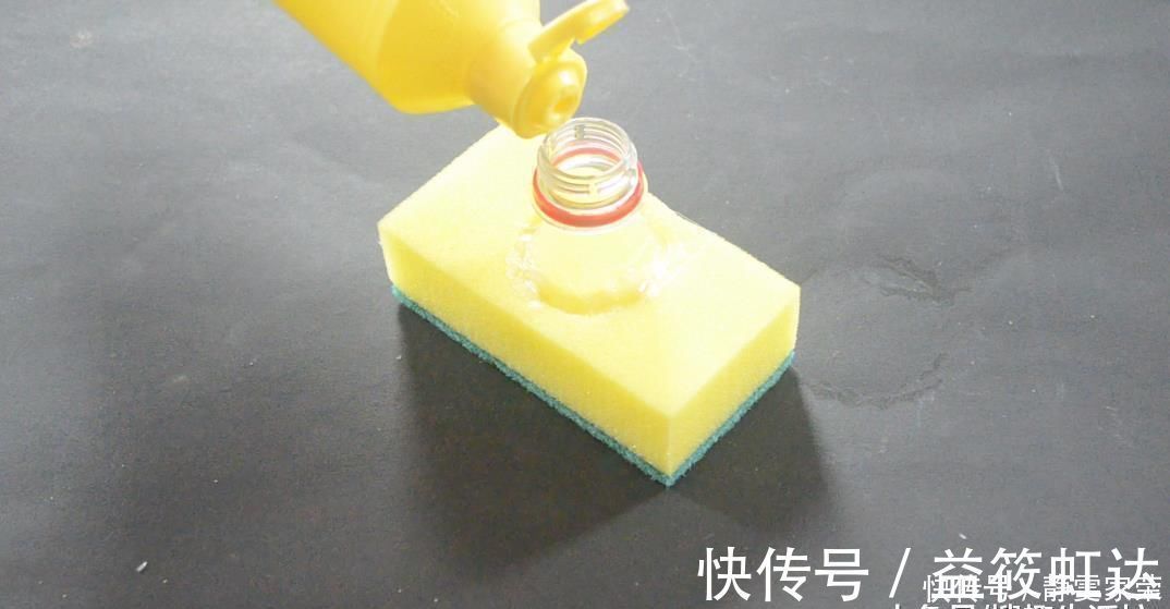 把塑料瓶粘在百洁布上, 放在厨房超实用, 解决了家家户户困扰的难题
