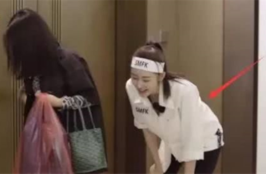 仪式感|有种用力过猛叫张天爱,在家做饭却穿晚礼服,网友:当三岁娃骗呢