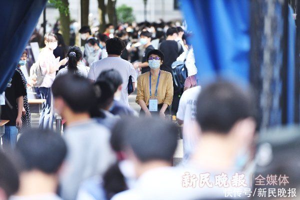 高老师|“加油，高三学长！我们永远在一起！”｜2021上海高考直击