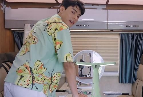 鬓边不是海棠红|同样穿花衬衫，黄晓明对檀健次龚俊评价褒贬不一，不红就是悲哀